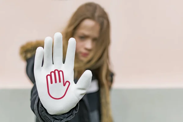 Jong Meisje Wit Beschermende Handschoenen Straat — Stockfoto