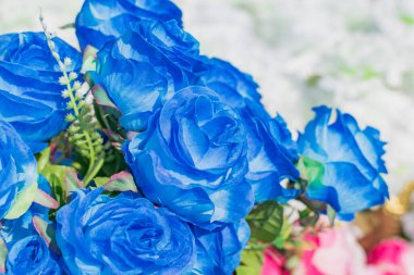 Çok sayıda farklı suni çiçeğin görüntüsü