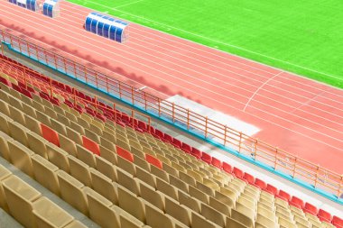Boş bir stadyumdaki tribünlerin manzarası