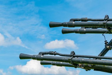 Eski askeri teçhizat parçaları