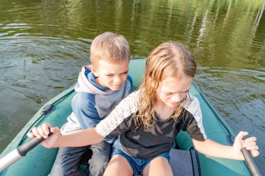 Gölde yüzen küçük kız ve erkek kardeş