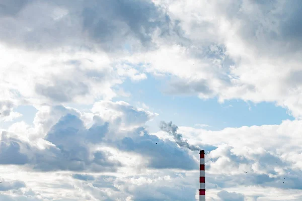 曇り空の下での火力発電所の管の眺め — ストック写真