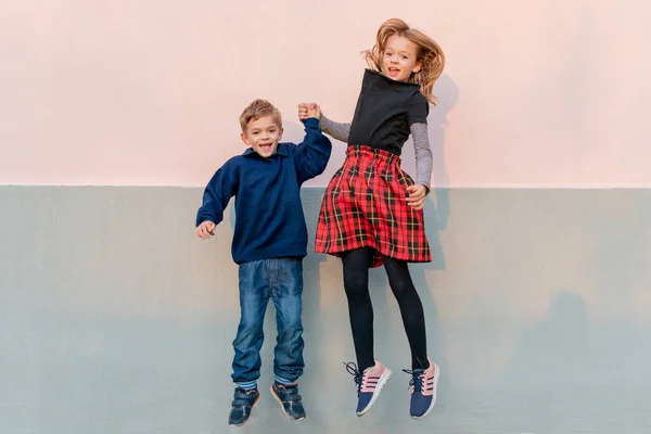 Jong Meisje Met Jongere Broer Spelen Springen Tuin — Stockfoto