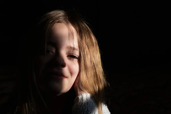 Retrato Una Joven Sobre Fondo Oscuro —  Fotos de Stock