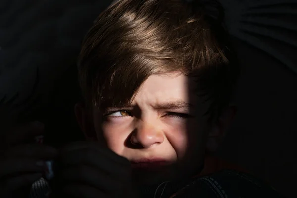 Retrato Foto Niño Pequeño Sobre Fondo Oscuro —  Fotos de Stock