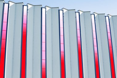 Binanın ön cephesinin renkli dikey pencereleri ile bir parçası