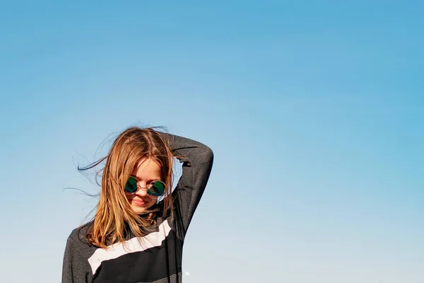 Giovane Ragazza Occhiali Con Capelli Lunghi Sulla Strada — Foto Stock