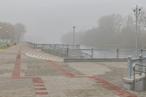 Fragment Eines Neuen Zauns Der Uferpromenade Nebliger Herbstmorgen — Stockfoto