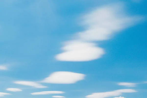 Białe Rzadkie Chmury Błękitnym Słonecznym Niebie — Zdjęcie stockowe