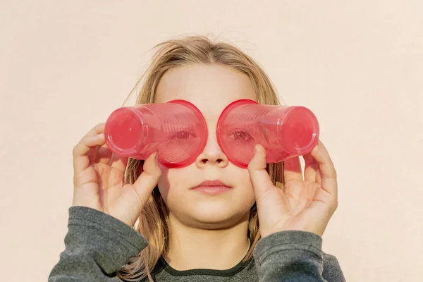 Jovem Brincando Com Copos Plástico Vermelho — Fotografia de Stock