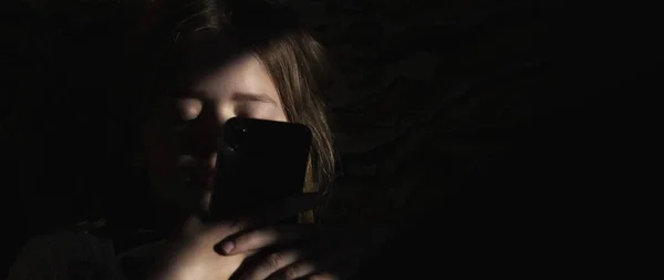 一个年轻女孩在黑暗背景下的肖像照片 — 图库照片