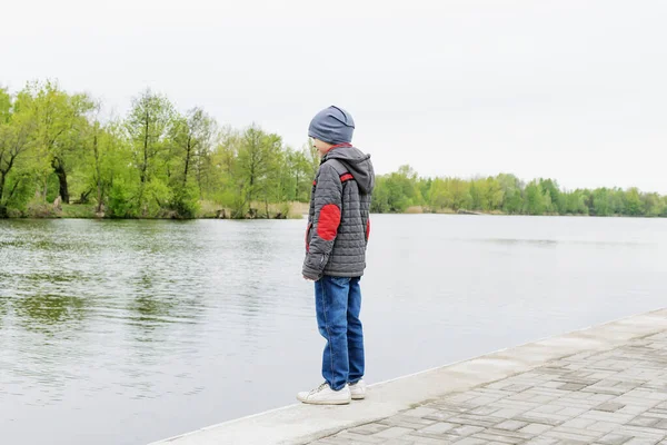 Mały Chłopiec Spaceruje Wzdłuż Nasypu Parku Miejskim — Zdjęcie stockowe