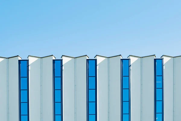 Binanın ön cephesinin renkli dikey pencereleri ile bir parçası