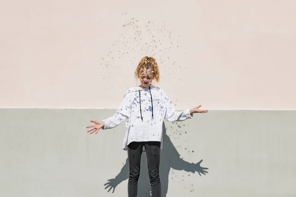 Uma Menina Joga Pétalas Brancas Contra Fundo Uma Casa — Fotografia de Stock