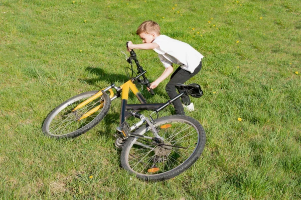 Ein Kleiner Junge Versucht Ein Sportfahrrad Heben — Stockfoto
