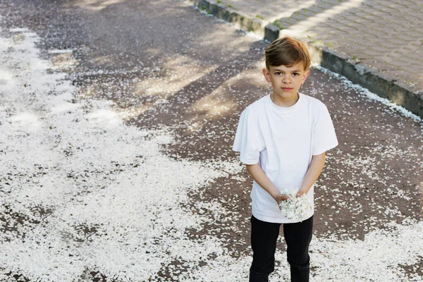 Rapazinho Brinca Jardim Perto Casa Dispersões Flores Caídas — Fotografia de Stock