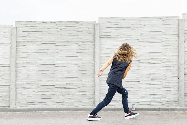 Девушка Подросток Танцует Перед Телефоном Улице — стоковое фото