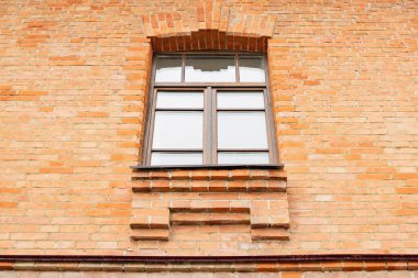 Pencereli eski kırmızı tuğladan yapılmış bir binanın parçası