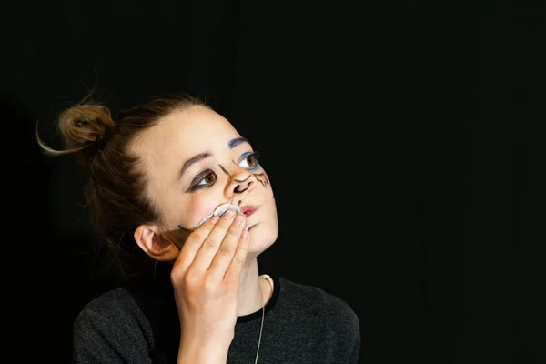 十代の女の子洗浄オフ彼女のマスカレードマスク — ストック写真
