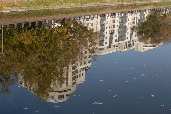 Reflexão de um edifício de vários andares na água — Fotografia de Stock