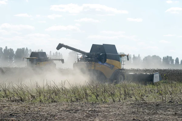 UKRAINE, 02, SEPTEMBER, 2016, harvester for harvesting sunflower — Stock Photo, Image