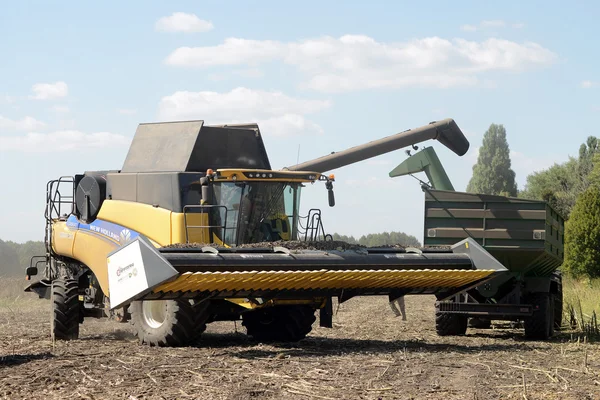 Oekraïne, 02, September, 2016, harvester voor het oogsten van zonnebloem — Stockfoto