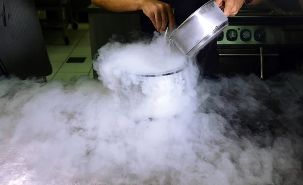 Fabricación de helados con nitrógeno líquido — Foto de Stock