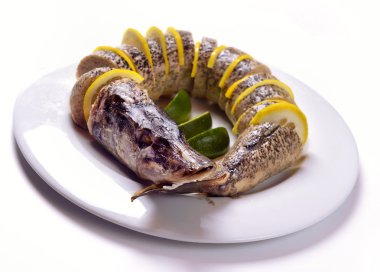 Kireç ile beyaz tabakta Dolması pike