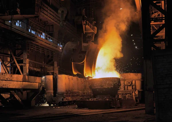 Smelting of the metal in the foundry — Stock Photo, Image