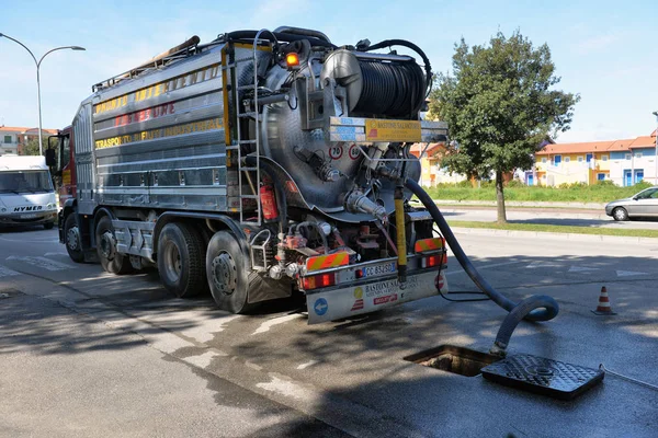 이탈리아, Caorle, 15, 4 월 2016, 청소는 wate 밖으로 트럭 펌프 — 스톡 사진