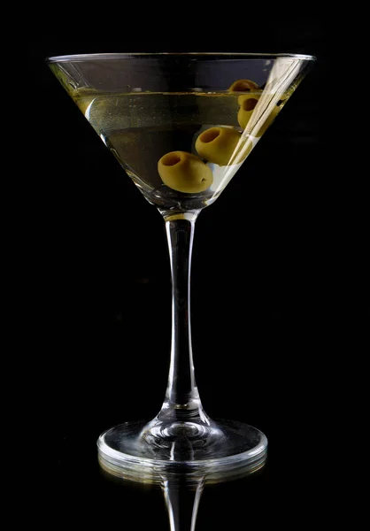 Martini met olijven — Stockfoto
