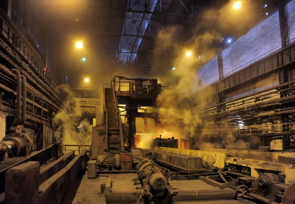 Smelting of the metal in the foundry — Stock Photo, Image