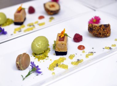 Beyaz bir plaka üzerinde kaz ciğeri 