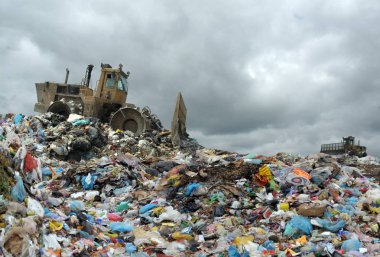 Çöp kamyonu çöpe boşaltma