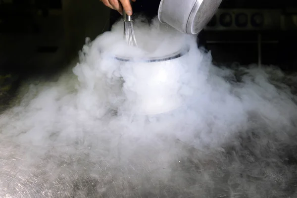 Chef is making ice cream with liquid nitrogen — Stock Photo, Image