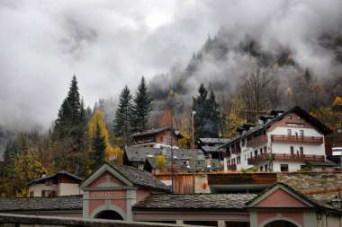 İtalya, Alagna Valsesia. 05 Bugün 2016. Alp kasaba Viyadükler
