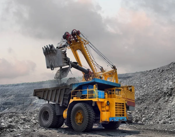 Loading of iron ore on very big dump-body truck — Stock Photo, Image