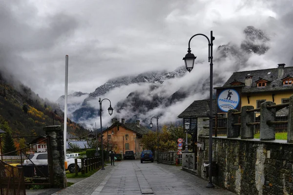 ITÁLIA, ALAGNA VALSÉSIA. 05 DEZEMBRO 2016. Pequena cidade alpina stre — Fotografia de Stock