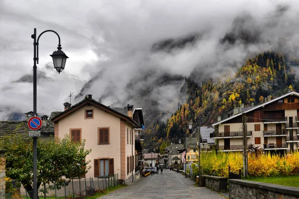 ITALIA, ALAGNA VALSESIA. 05 DICEMBRE 2016. Piccola città alpina stre — Foto Stock