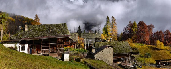 Panorama alpino dal piccolo borgo — Foto Stock
