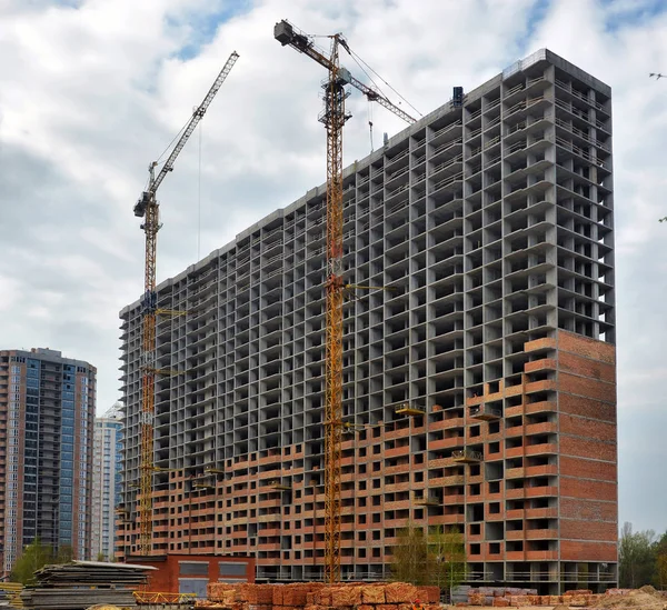 Construcción de edificios residenciales de varios pisos — Foto de Stock