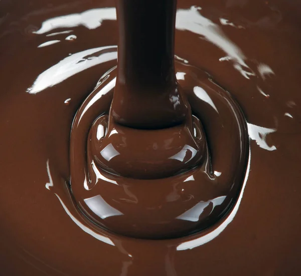 Lotes de chocolate caindo de cima — Fotografia de Stock
