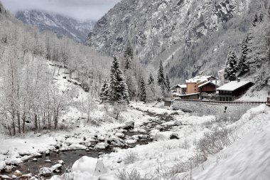 Alplerdeki kış manzarası
