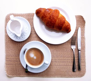 bir fincan kahve ve çörek 