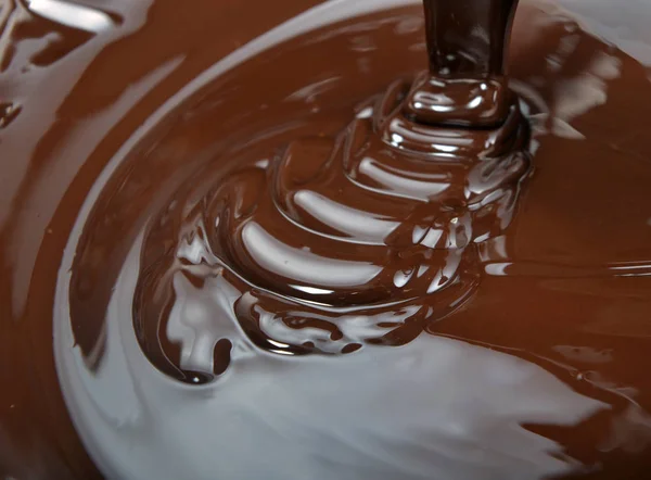Много шоколада падает сверху — стоковое фото