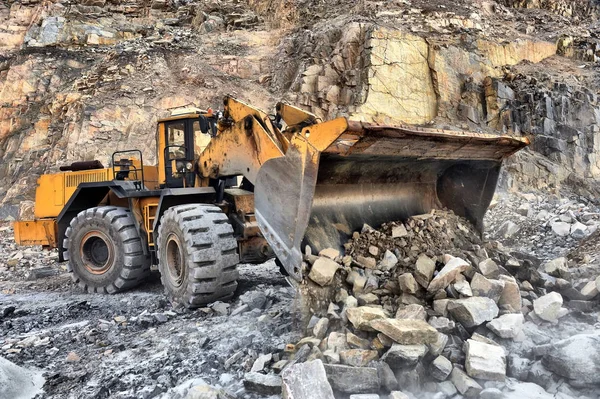 Wiel loader machine lossen rotsen — Stockfoto