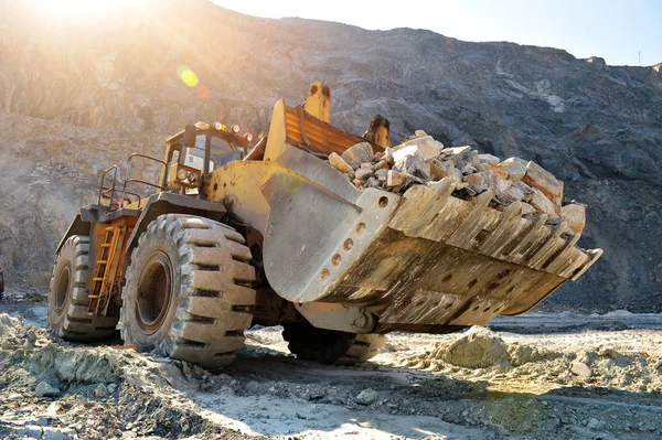 Wheel loader machine unloading rocks — Stock Photo, Image