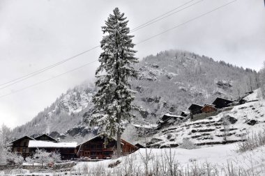 Alplerdeki kış manzarası 
