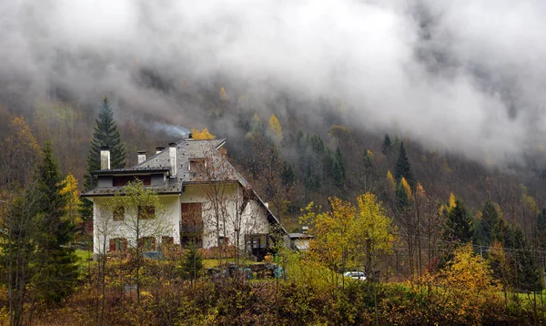 Piccola strada cittadina alpina con case tipiche — Foto Stock