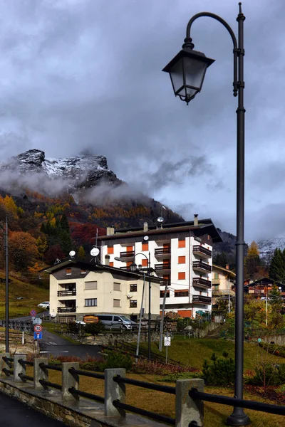 ITALIA, ALAGNA VALSESIA. 05 NOVEMBRE 2016. Piccola città alpina stre — Foto Stock